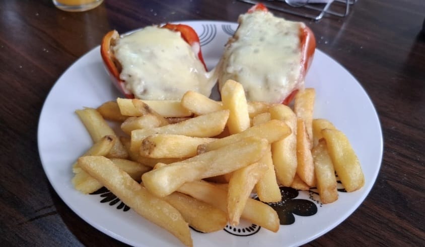 Pimentón Relleno con Papas Fritas