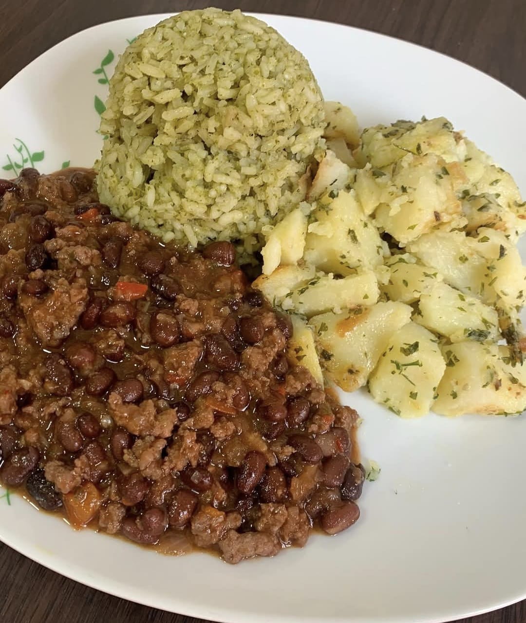Porotos Negros, Papas Salteadas y Arroz Verde